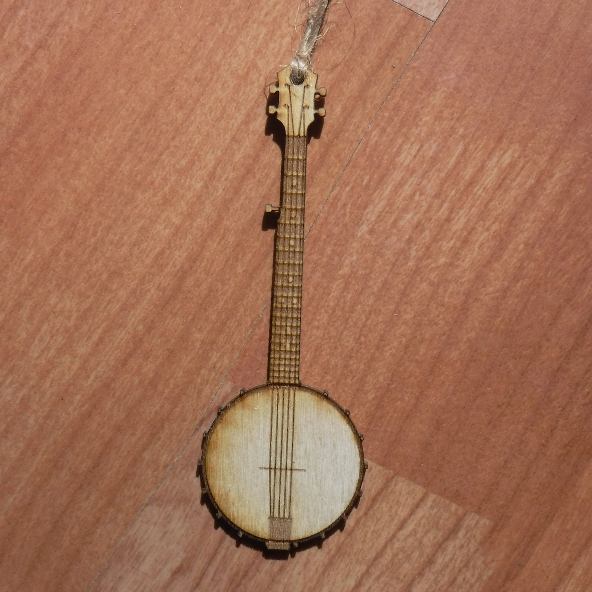 Small model of a banjo on a wooden surface